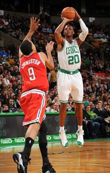 世体：皇马内部对签下罗德里存在疑虑，主要是他的状态和年龄